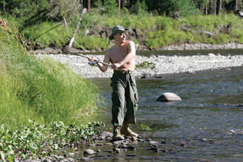 Владимир Путин во время рыбной ловли